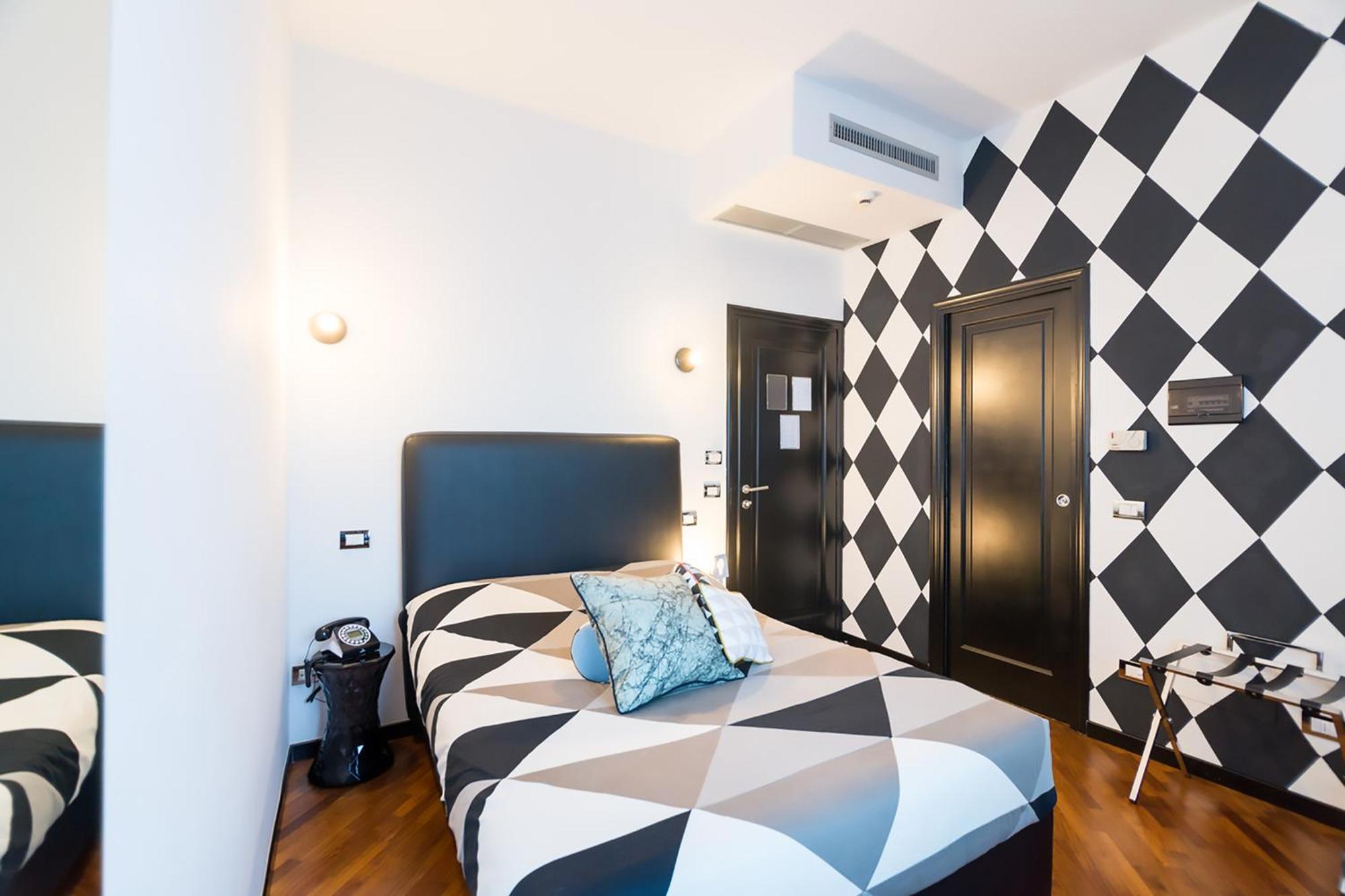 Quarto Duplo com 1 Cama de Casal Pequena