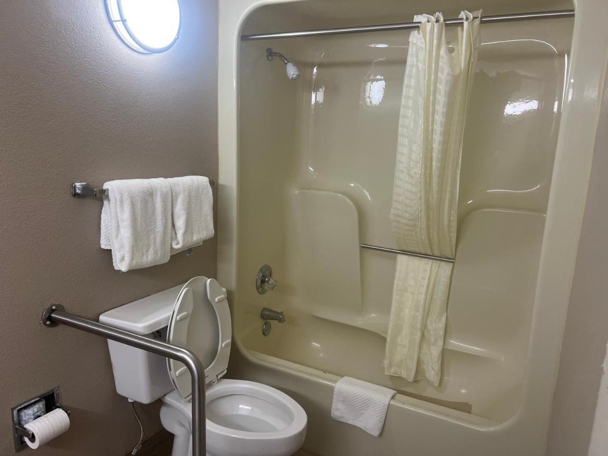 Queen Room Two Queen Beds Tub Smoking