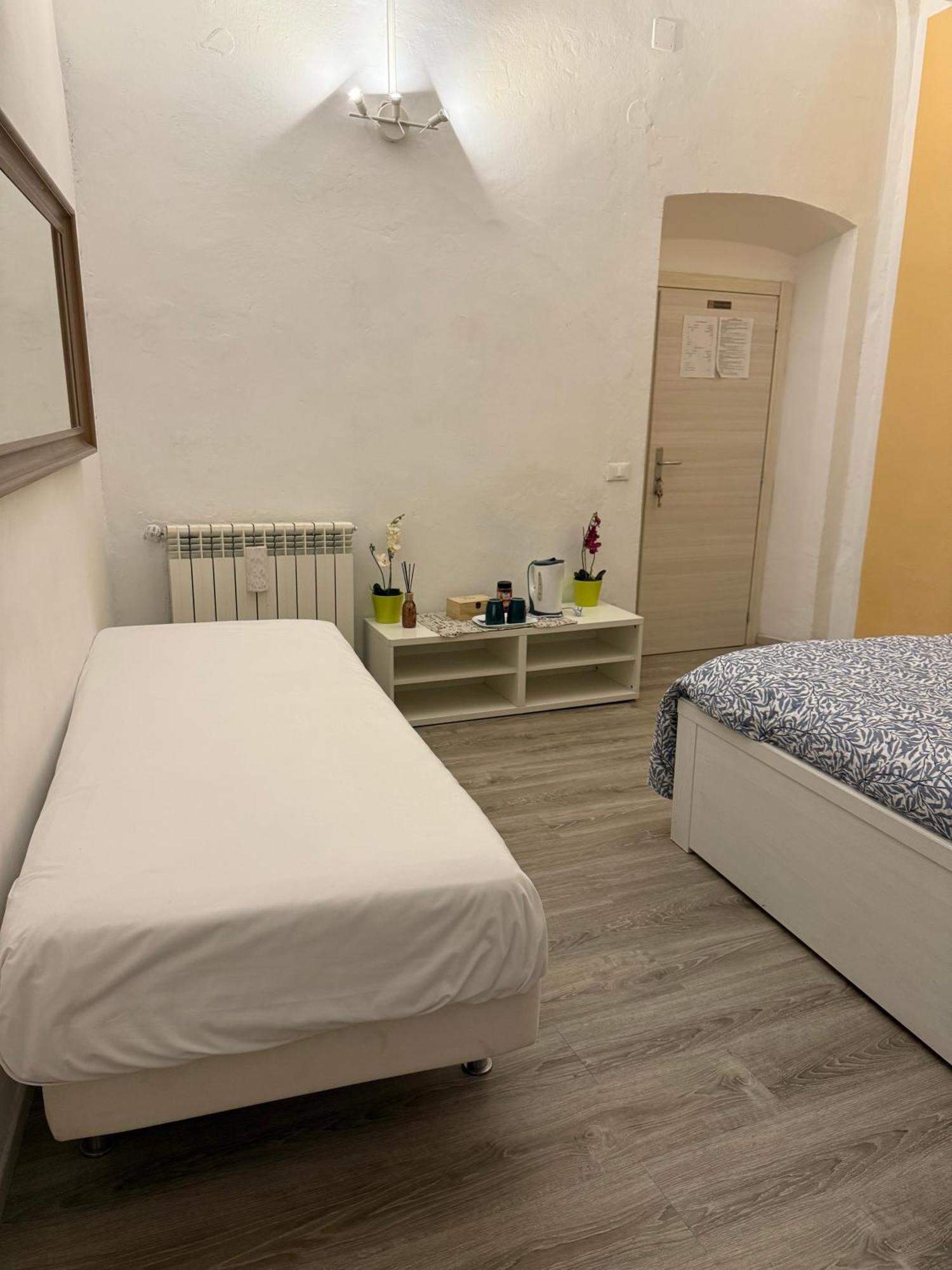 Standard Dreibettzimmer mit externem, eigenem Bad