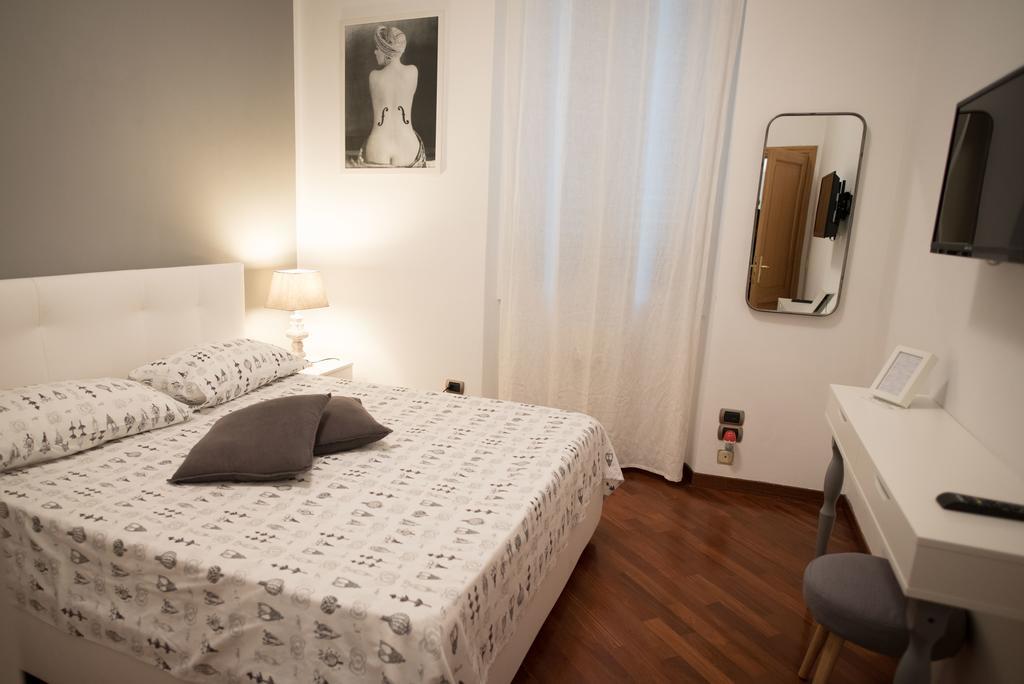 Double Room with Private External Bathroom,327802576:JPEG