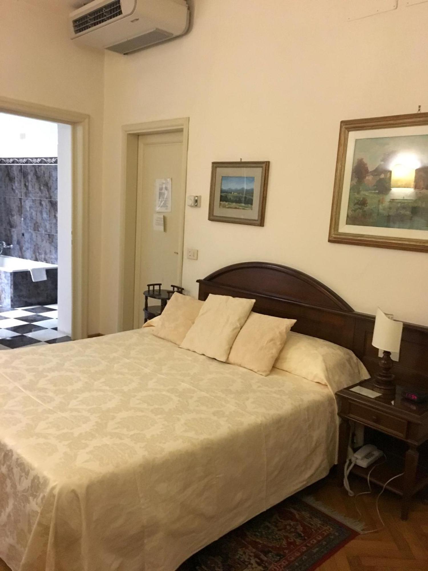Quarto Econômico com Cama de Casal ou 2 de Solteiro