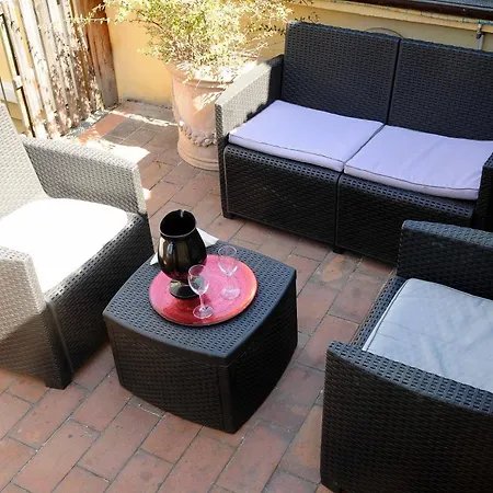 Cozy Double Bedroom Santa Maria Novella Area With Shared Kitchen Facilities-2